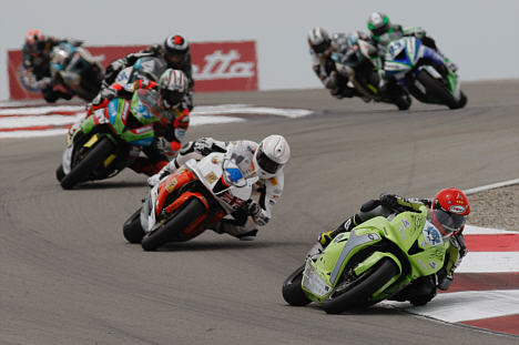 Robbin Harms blev 8’er i Salt Lake City trods to motorhavarier hen over løbs weekenden. Billedet viser Robbin Harms (127) på sjettepladsen foran Rea (4) og Fujiwara (37).